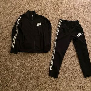 Boys Nike track suit size 6